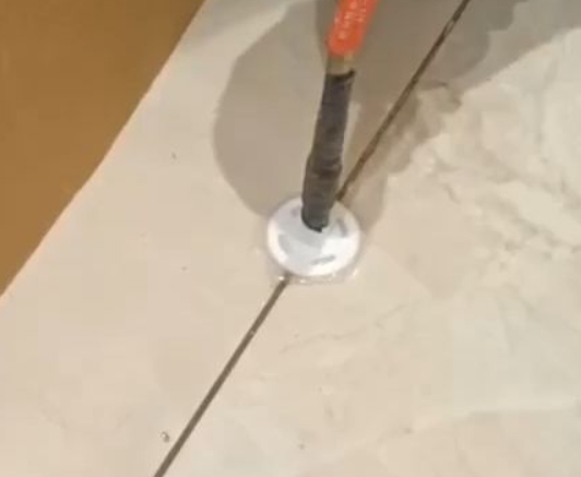 大洼瓷砖空鼓维修公司专业解答瓷砖在铺贴过程中，如果没有涂抹均匀到位的粘结材料（如水泥砂浆或瓷砖胶），可能会导致以下问题